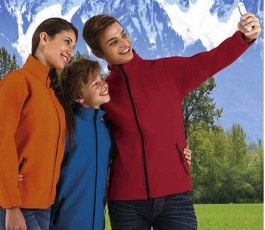 familia vistiendo la chaqueta soft-shell modelo Horizon