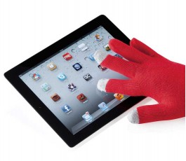 persona usando los guantes para pantallas tactiles modelo A4010 en una tablet