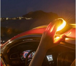 persona encendiendo luz baliza emergencia para coche homologacion DGT iluminada en techo coche