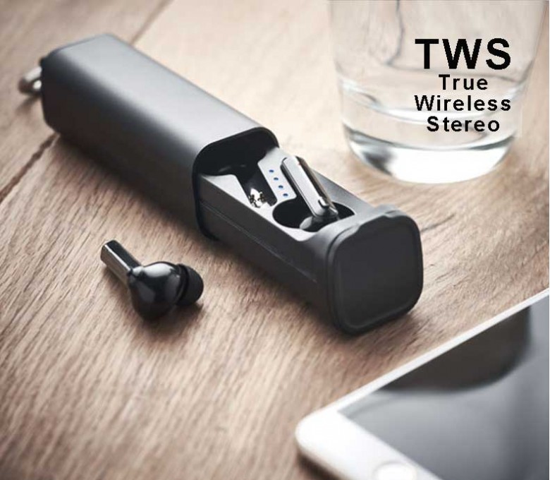 estuche con dos auriculares TWS color negro en mesa de trabajo