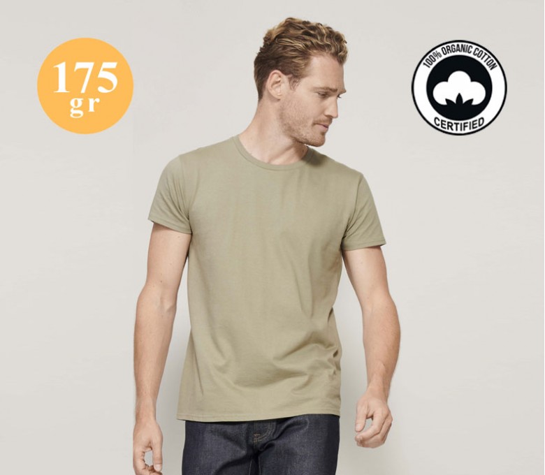 hombre con camiseta publicitaria de algodon organico color natural y sellos