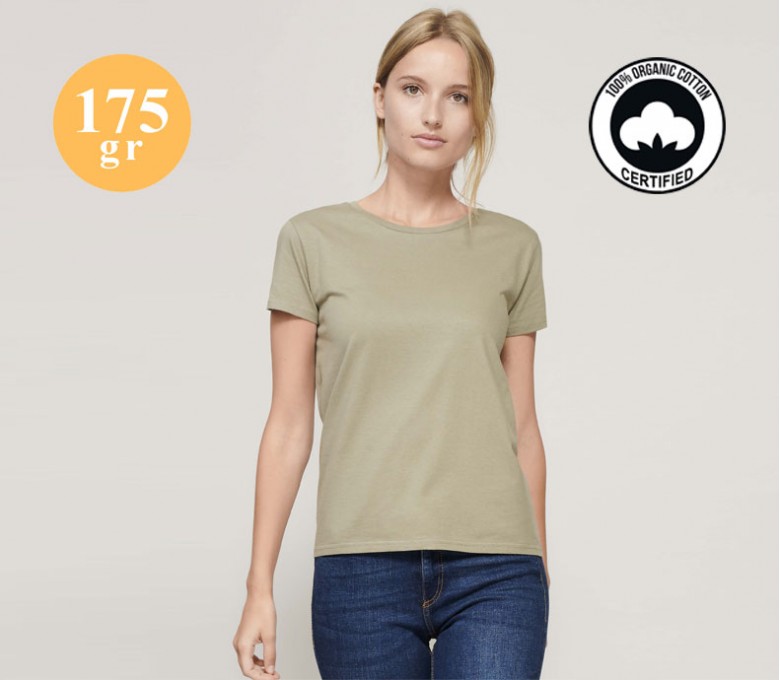mujer con camiseta de algodon organico color natural y sellos