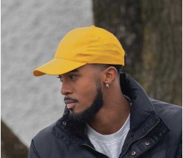 hombre con gorra publicitaria de algodon reciclado IMPACT de color amarillo
