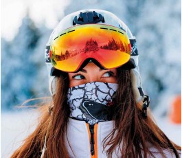 mujer en la nieve con braga para cuello totalmente personalizada extendida cubriendo la cara