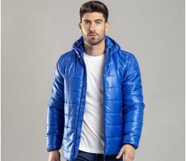 hombre vistiendo chaqueta acolchada con capucha de color azul