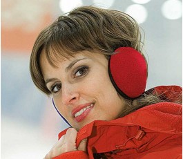 mujer vistiendo orejera polar de color rojo