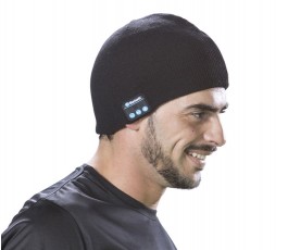 hombre vistiendo gorro de color negro con dispositivo Bluetooth incorporado