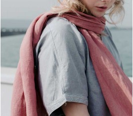 mujer vistiendo foulard de algodon reciclado color rosa oscuro