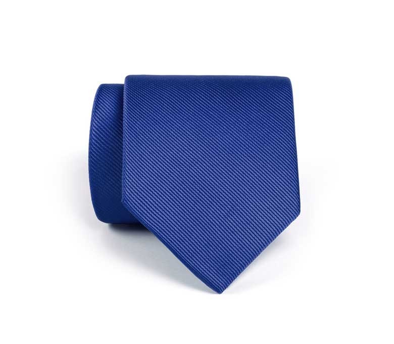 corbata de color azul enrollada