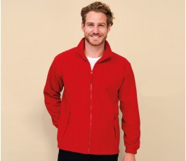 hombre vistiendo polar de cuello alto modelo L55000 color rojo