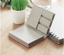bloc de tapa dura con 5 juegos de notas adhesivas en papel hierba hecho en mesa de trabajo