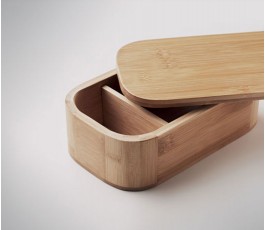 fiambrera de bambu abierta con separador encima de una mesa