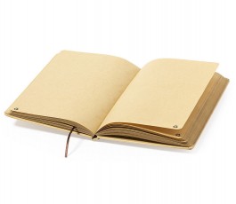 cuaderno de tapa dura con cierre de cinta elastica abierto con hojas recicladas modelo A1134