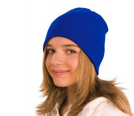 mujer vistiendo gorro acrilico modelo A9781 color azul