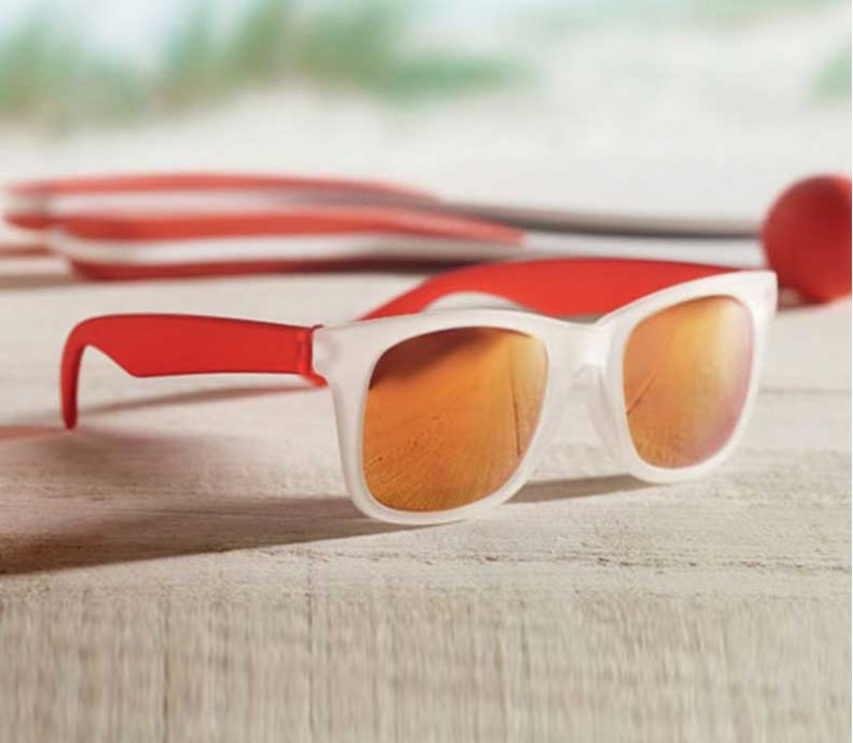 gafas de sol modelo C8652 con montura transparente y varillas color rojo