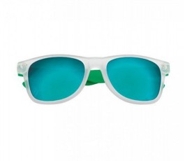 gafas de sol con monturas translucida y lentes espejadas y varillas de color verde