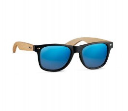 gafas de solo con varillas de bambu con lentes azules en fondo blanco