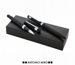 boligrafo y roller sobre estuche de color negro de la marca Antonio MIro
