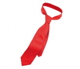 corbata de color rojo montada en fondo blanco