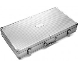 vista cenital del maletin de aluminio con 18 utensilios para prepara barbacoas