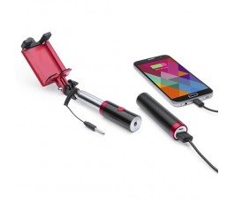 Palo para selfie con bateria externa para cargar móviles y movil conectado