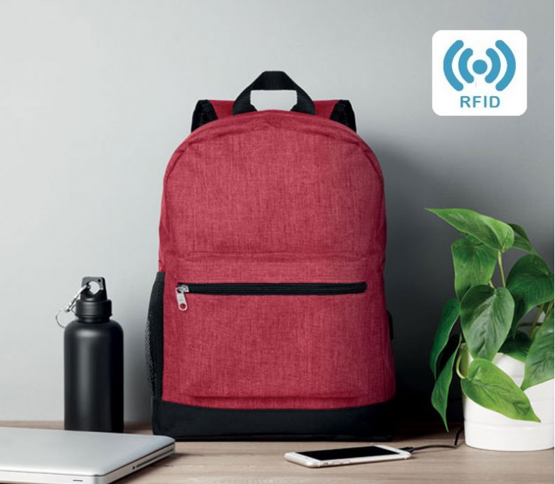 mochila anti robo con RFID color rojo encima de una mesa