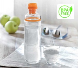 botella de agua con tapon naranja y vaso encima de una mesa con sello BPA FREE
