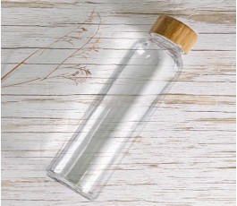 Vista cenital de la botella ecologica de cristal y tapon de madera