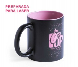 taza negra e interior rosa preparada para personalizacion con laser con logo