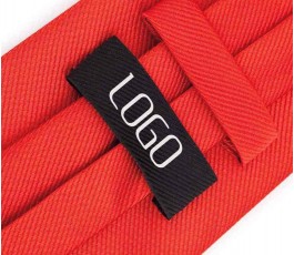 detalle de la cinta para personalizar de corbata de color rojo