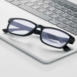 gafas para pantallas colocadas sobre un portatil