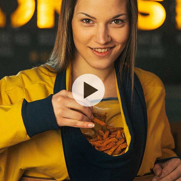 mujer con sudadera publicitaria comiendo patatas