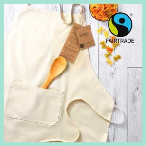 delantal de cocina de algodon color natural con sello Fairtrade