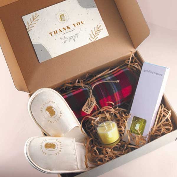 caja de regalo promocional con zapatillas, manta vela y difusor en caja de carton